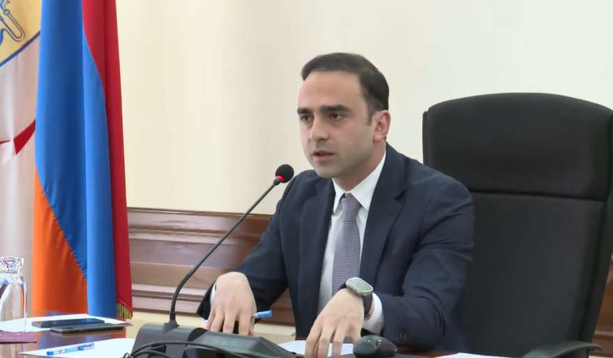 Армении пресс. Мэр Еревана в Красном костюме.