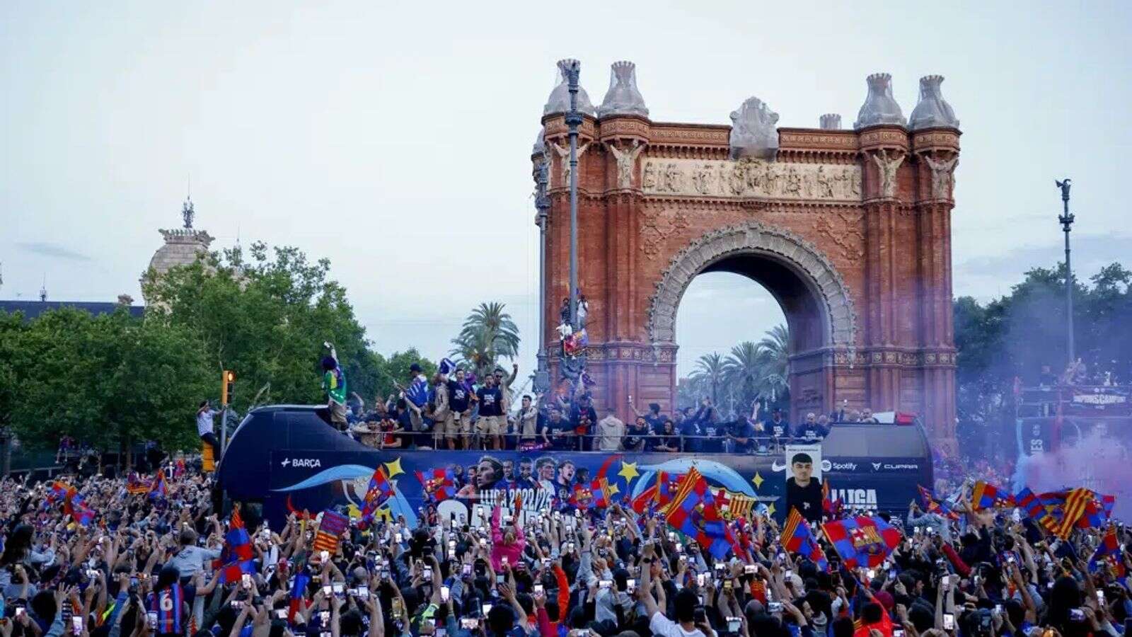 Thousand Fans Participated In The Barcelona Victory Parade VIDEO Radar Armenia