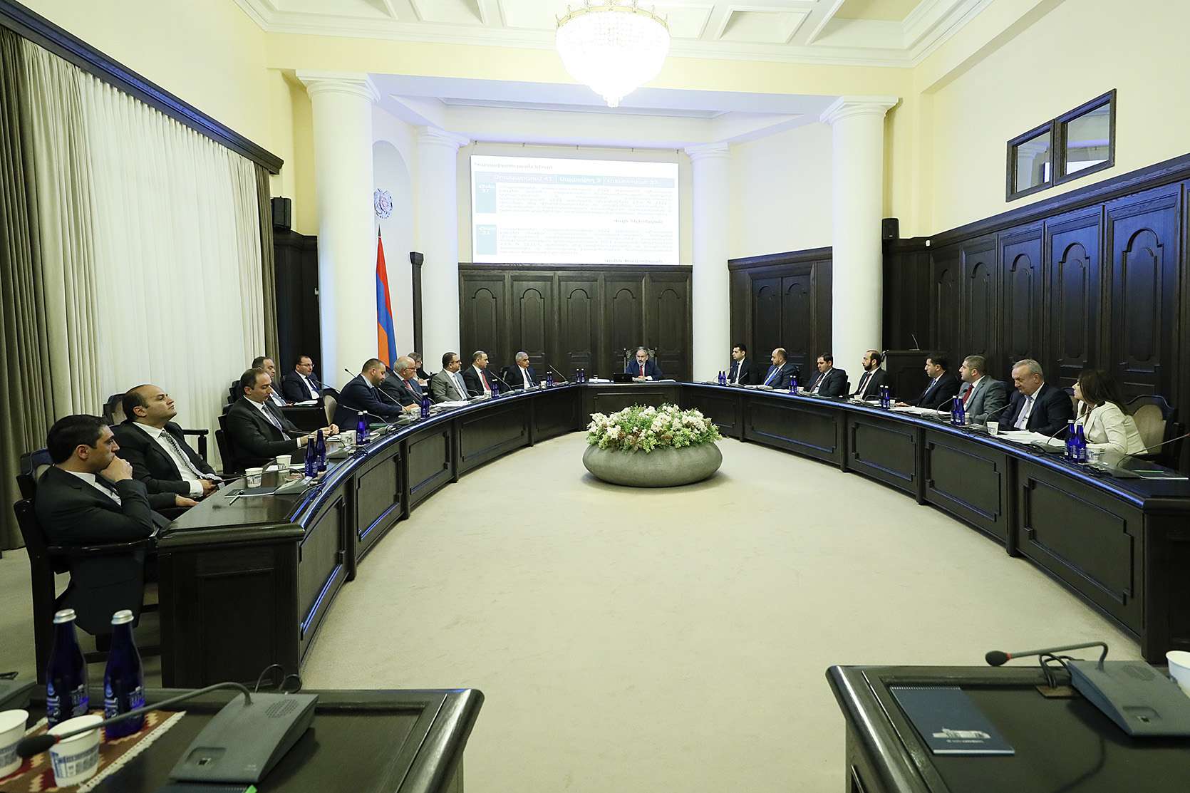 Заседание правительства 2023. Заседание правительства Армении. Заседание правительства. Машина правительства Армении. Правительство Армении поможет компаниям стать публичными.