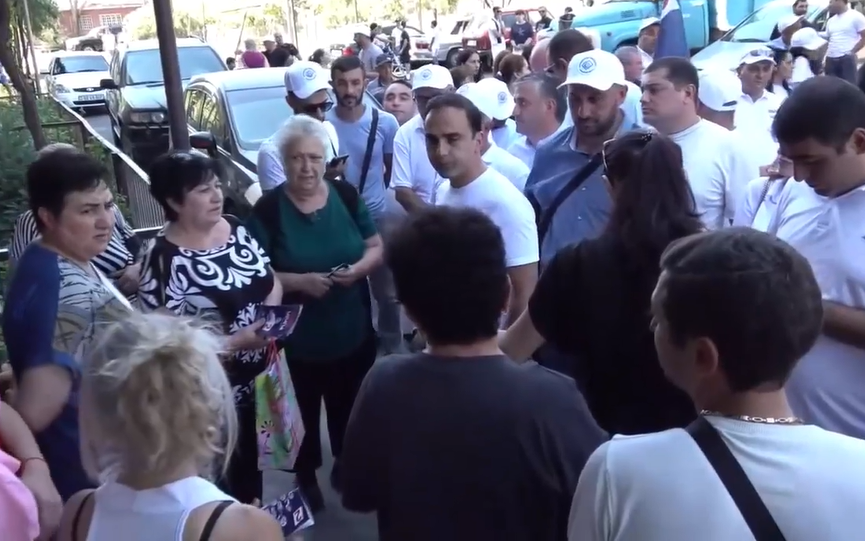 Տեսանյութ.Տիգրան Ավինյանը խոստացավ իրականացնել քաղաքացու խնդրանքը՝ «Լսում և հնազանդվում ենք, մայրիկ ջան»